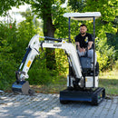 Operator w minikoparce gąsienicowej MEYER X1000 PRO